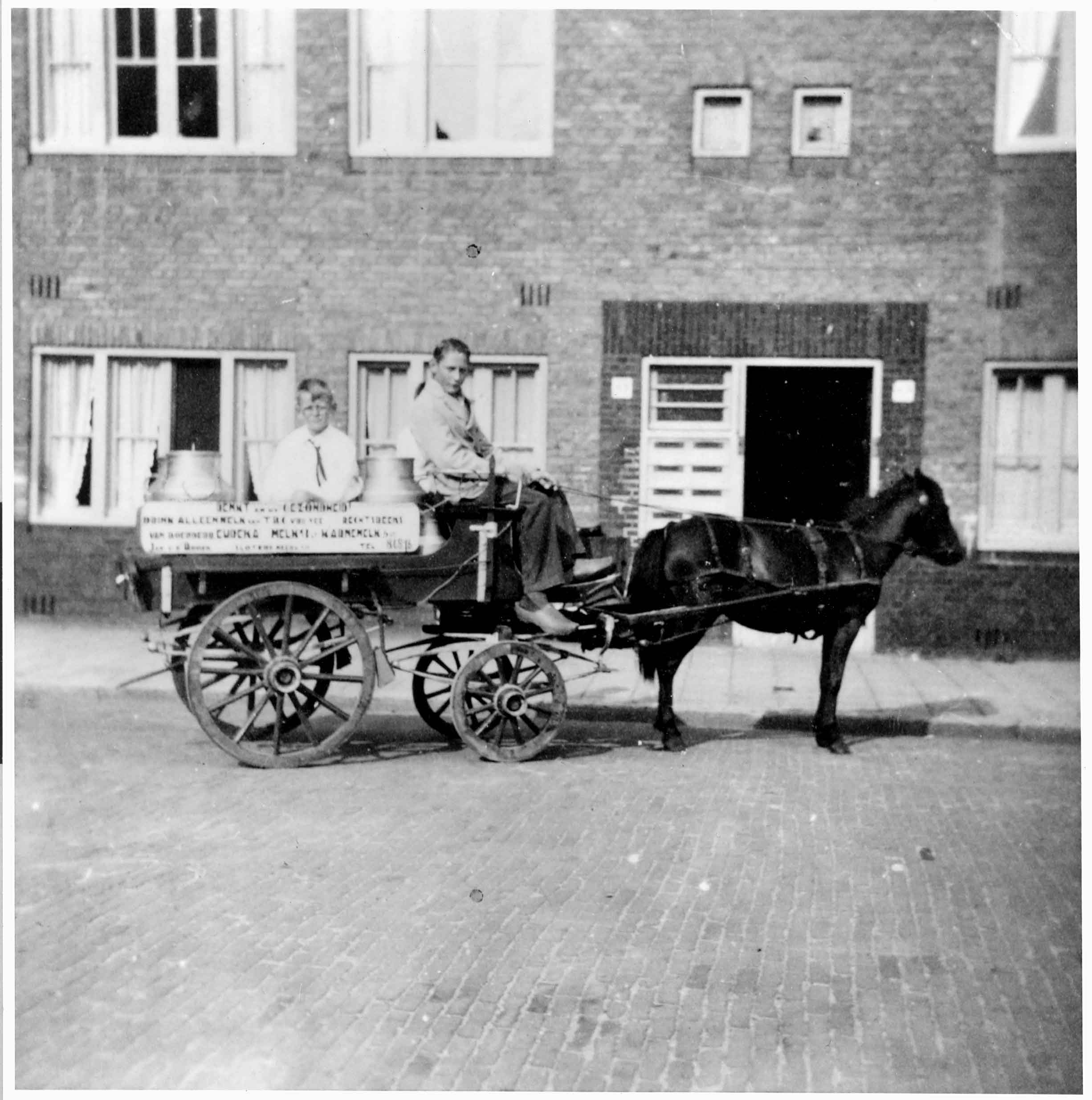 Klik voor foto in apart venster dirk_van_den_broek_1942_melkkar.jpg